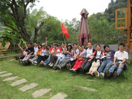 This task asked the team members to take a group photo without any parts of body on the ground.
