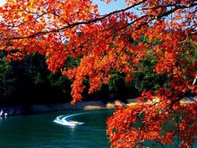 The weather is comfortable in September. Autumn colors begin to appear.