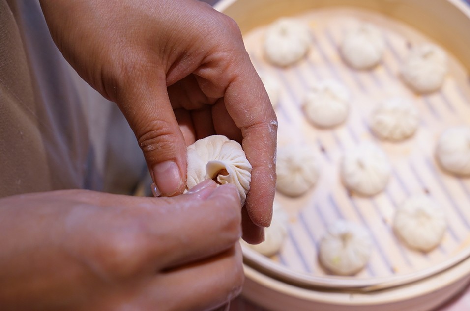 Making the shape of xiaolongbao