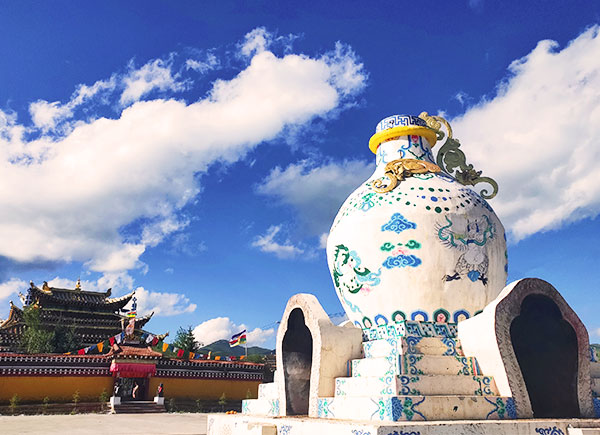 the white pagoda of Langyi Monastery