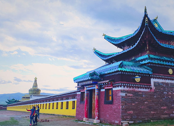 the colorful building of Saige lamasery 